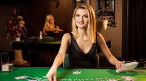Tampilan blackjack live dengan kartu dan dealer