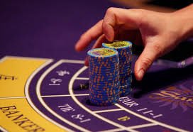 Dragon Tiger menampilkan dua kartu dengan outcome instant